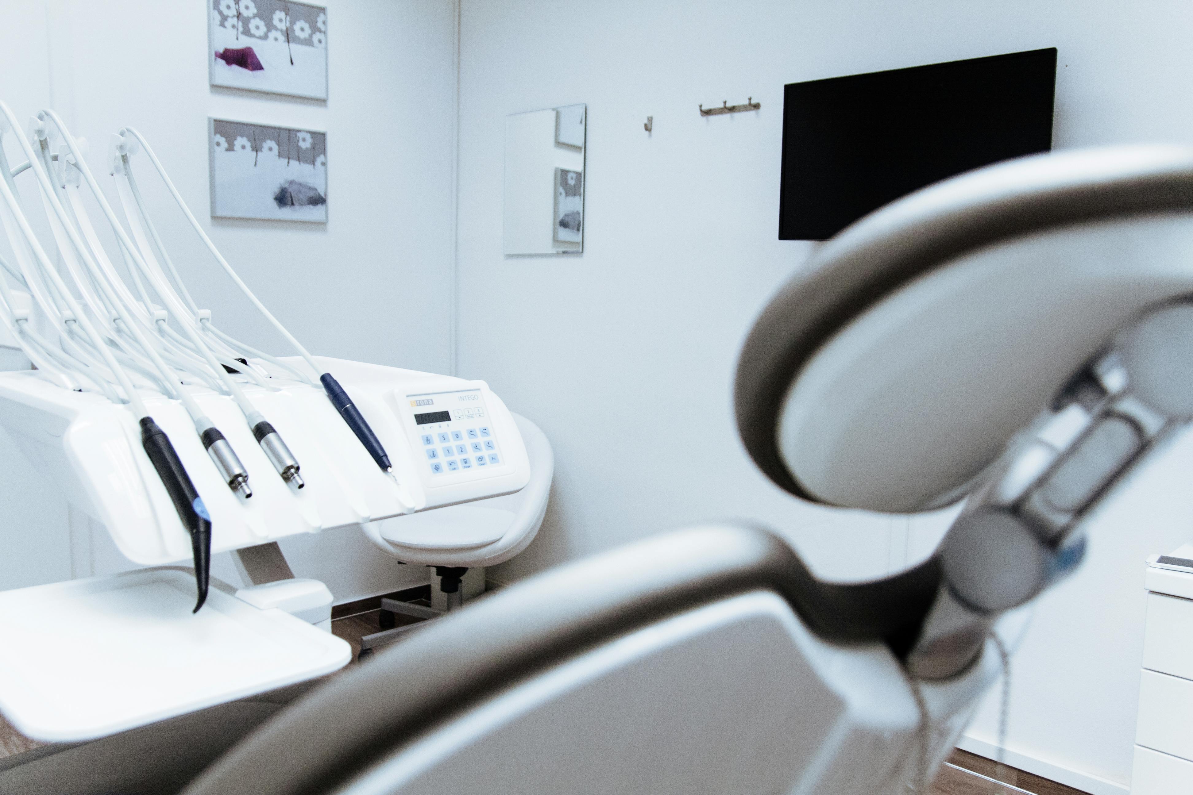 Modern diş kliniği ortamı